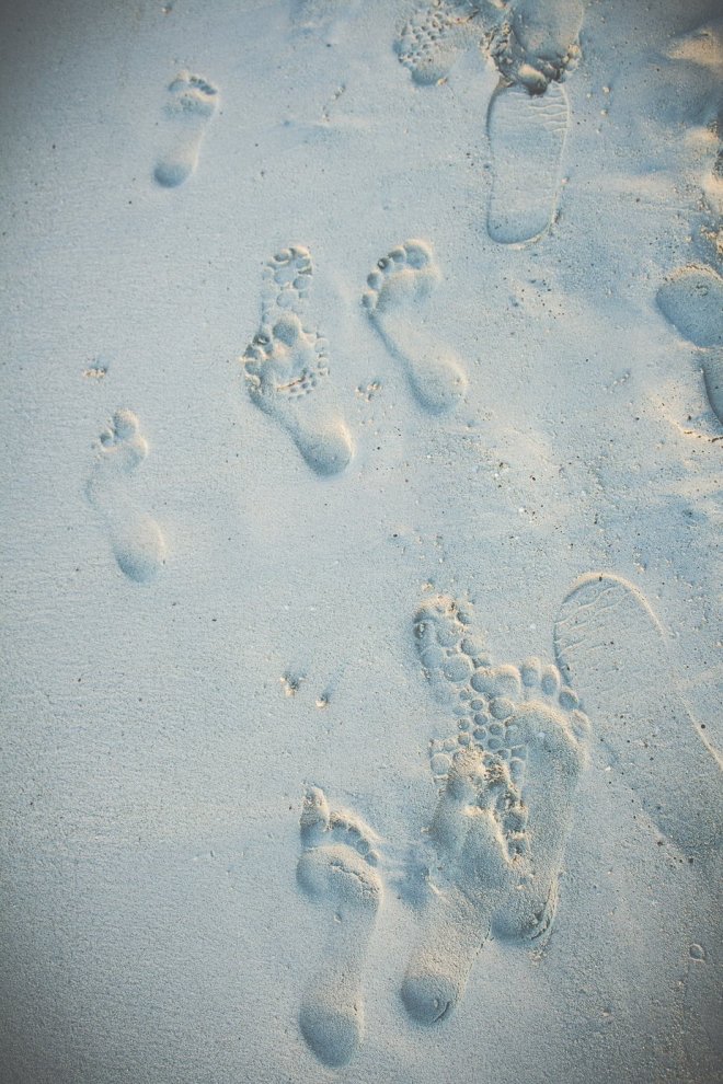 beach-sand-footprints_925x